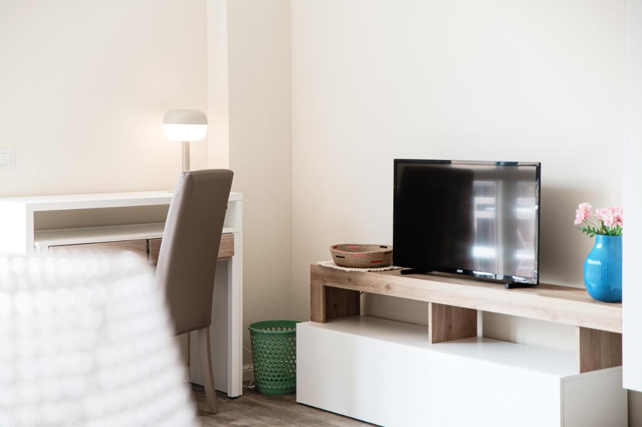 Lovely Suite With Private Parking In 코모 외부 사진